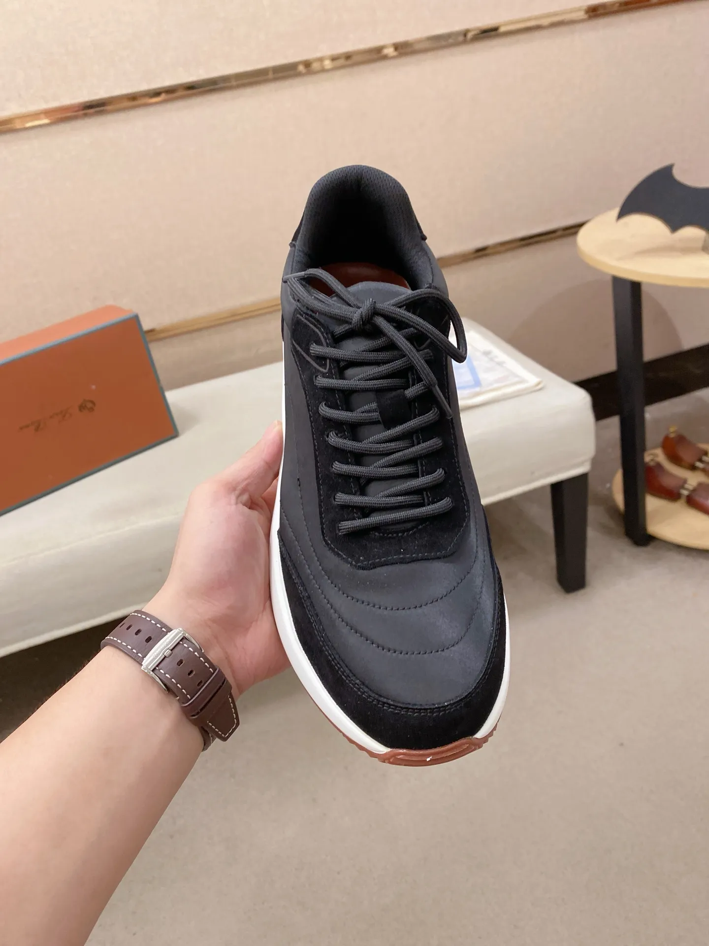 Men's shoes 💰: 462💰🔥𝐥𝐨𝐫𝐨 𝐏𝐢𝐚𝐧𝐚 lp classic loafers, an Italian treasure brand, the only brand that can match Hermès! Only after wearing it do we realize that we can’t live up to our feet. The upper is made of imported first-layer cowhide with breathable fabrics, water-dyed cowhide foot pads, and the official original glass rubber outsole and pendant. Exclusive original packaging (tag ➕ brand paper ➕ outer box ➕ hand bag) code number: 38-44. Can be customized 45-46